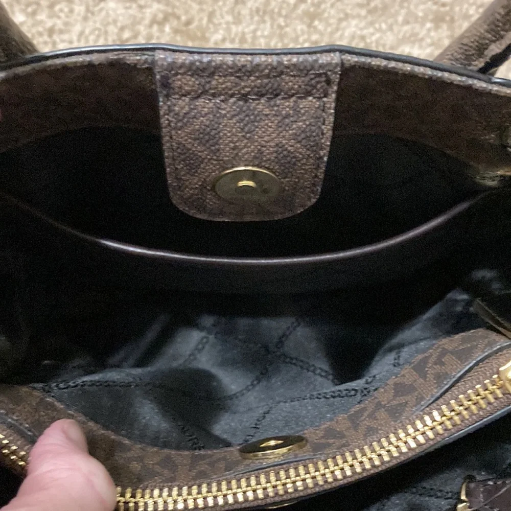 Michael Michael Kors Austin Medium Pebbled Leather Messenger Bag USED